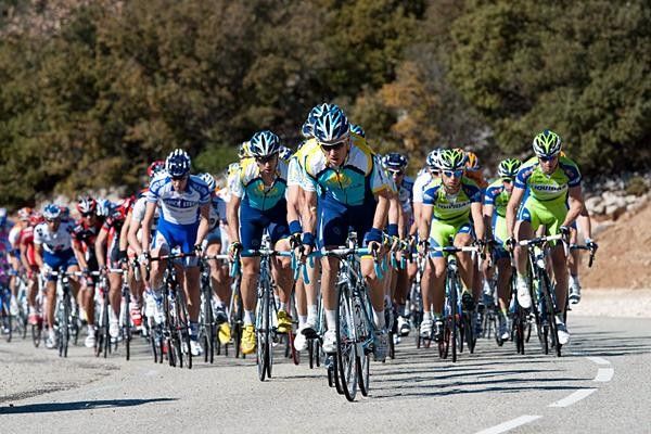 The Kazakh team does better than in the rainy stage where Contador was isolated.