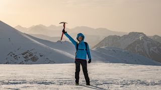 如何使用冰斧:登山者高举冰斧