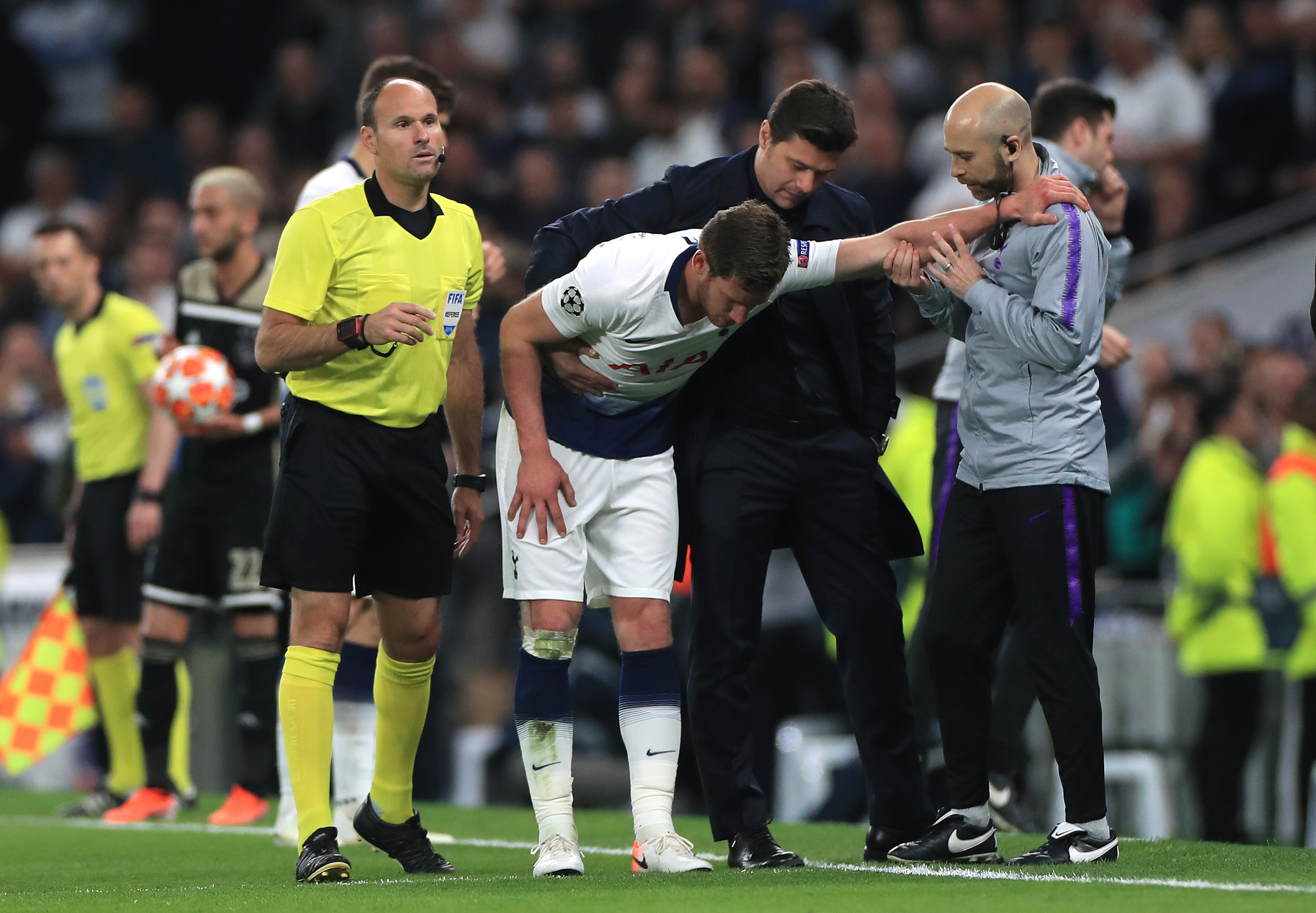 Mauricio Pochettino assists Jan Vertonghen