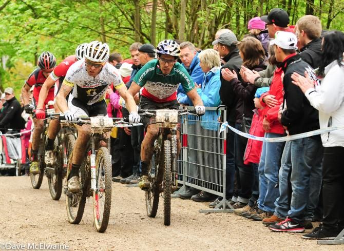 Florian Vogel (Scott Swisspower) and Marco Aurelio Fontana (Cannondale) chasing the leaders on lap two