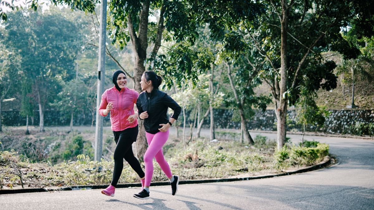 Women chatting on an easy run