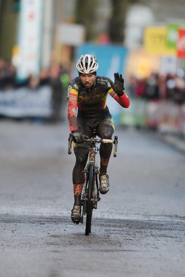 Sven Nys salutes the crowd after taking second place