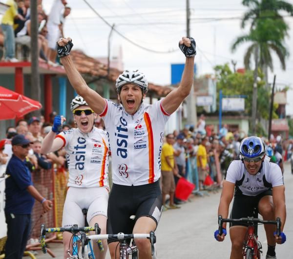 Peter Woestenberg (Global Cycling) celebrates his stage win in the three-man break.