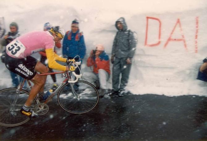 Franco Chioccioli fights to keep his pink jersey in the snow of the Passo Gavia