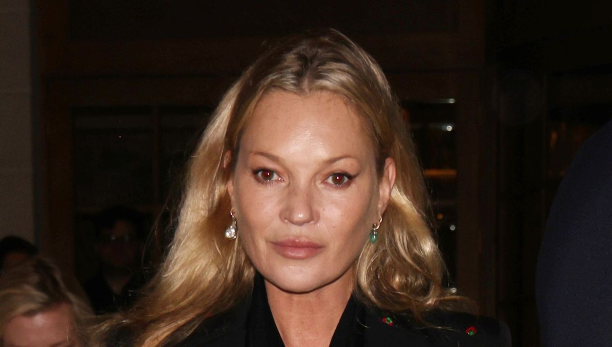 Kate Moss plaide de manière convaincante en faveur des fleurs d'hiver 