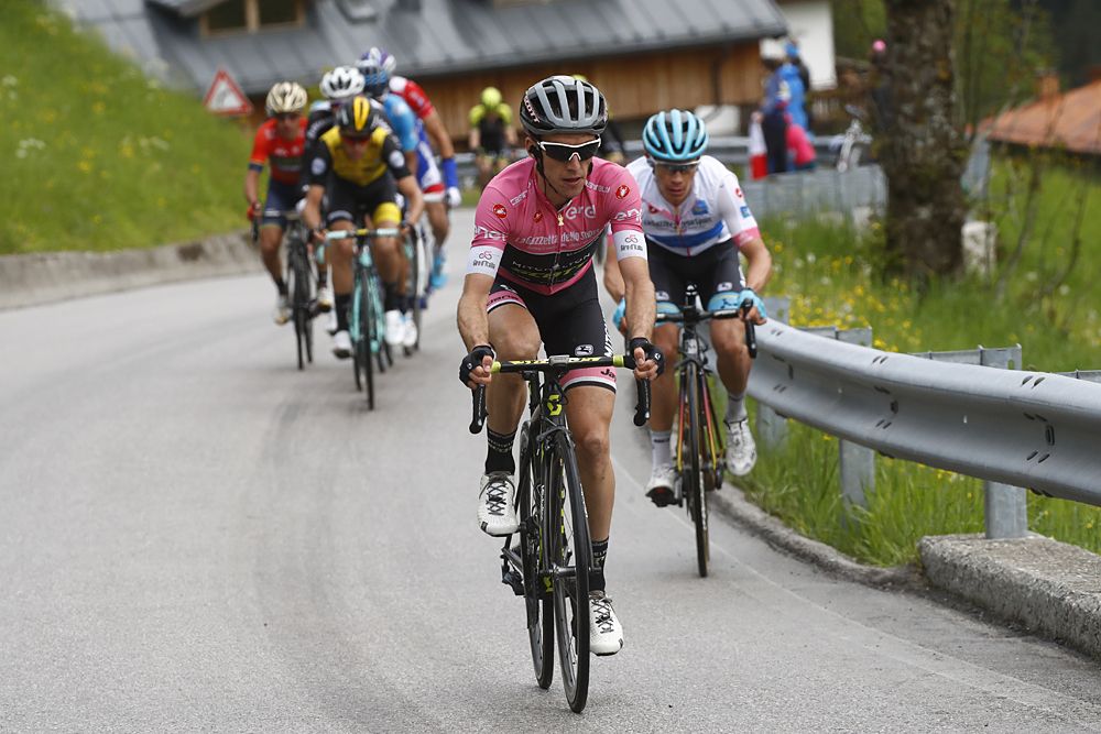 Simon Yates goes on the attack during stage 15 at the Giro d'Italia