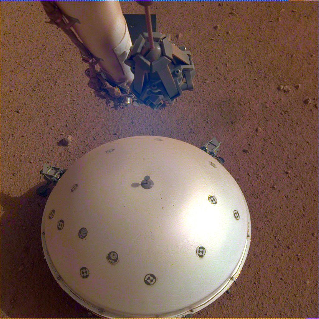 Insight&#039;s seismometer on the surface of Mars.