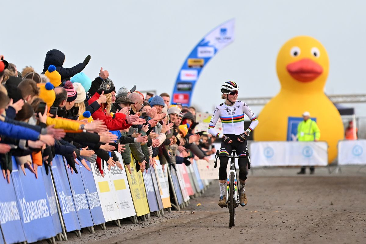 The Koksijde crowd welcomes the champion, Van Empel