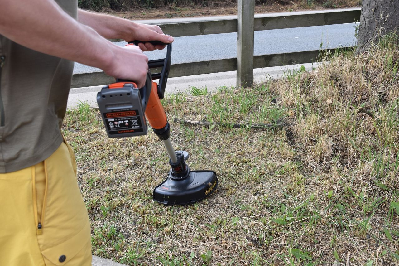 black + decker gh3000 strimming the lawn