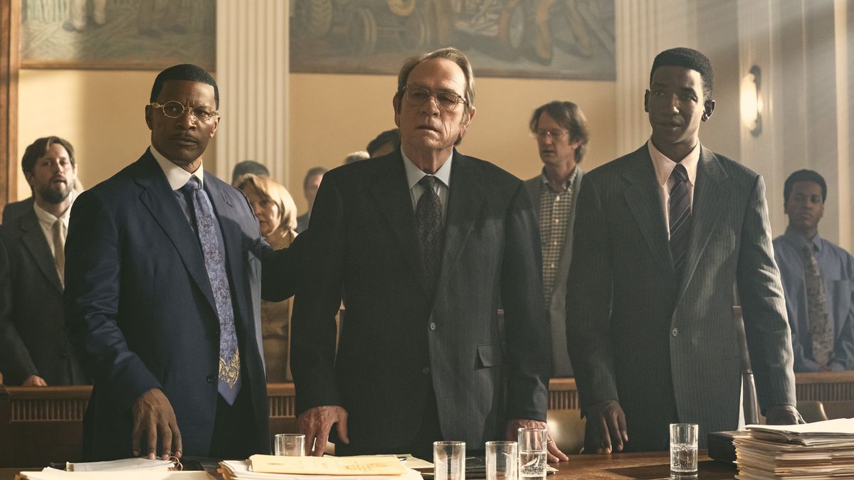 Jamie Foxx as Willie Gary, Pamela Reed as Annette O&#039;Keefe, Tommy Lee Jones as Jeremiah O&#039;Keefe and Mamoudou Athie as Hal Dockins in a courtroom in The Burial