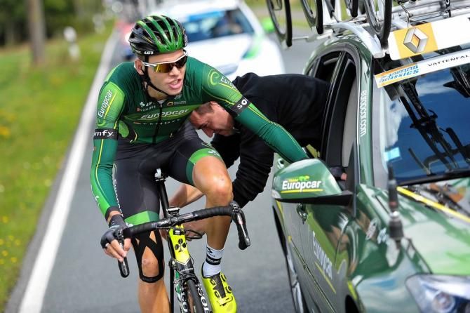 Bj&ouml;rn Thurau (Europcar) gets some help from the mechanic
