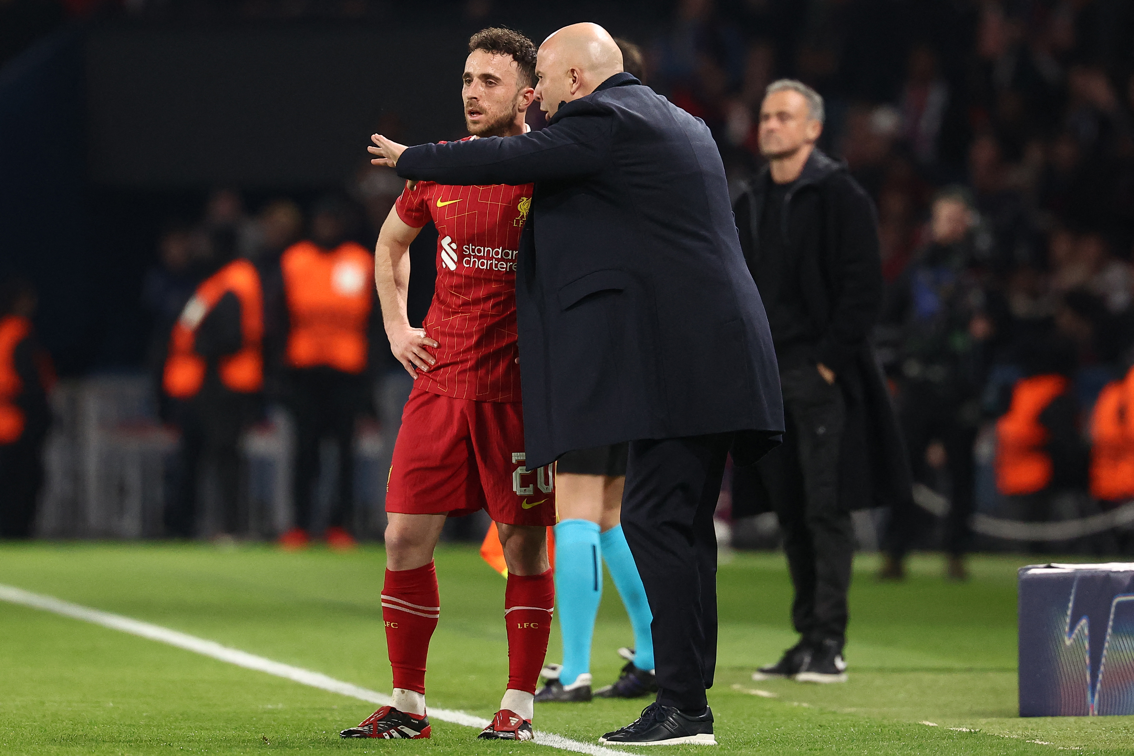 Arne Slot issues instructions to Diogo Jota from the touchline
