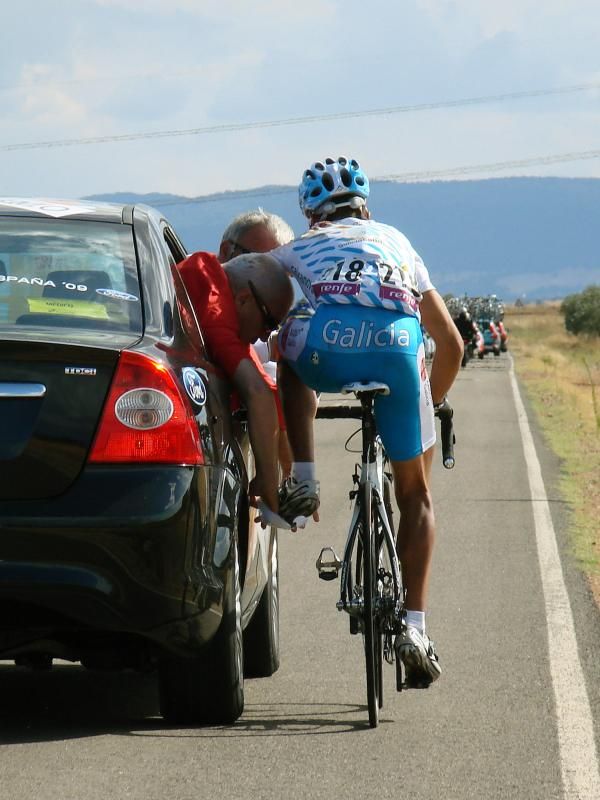 Gonzalo Rabu&ntilde;al (Xacobeo Galicia) gets some help from the doctor.