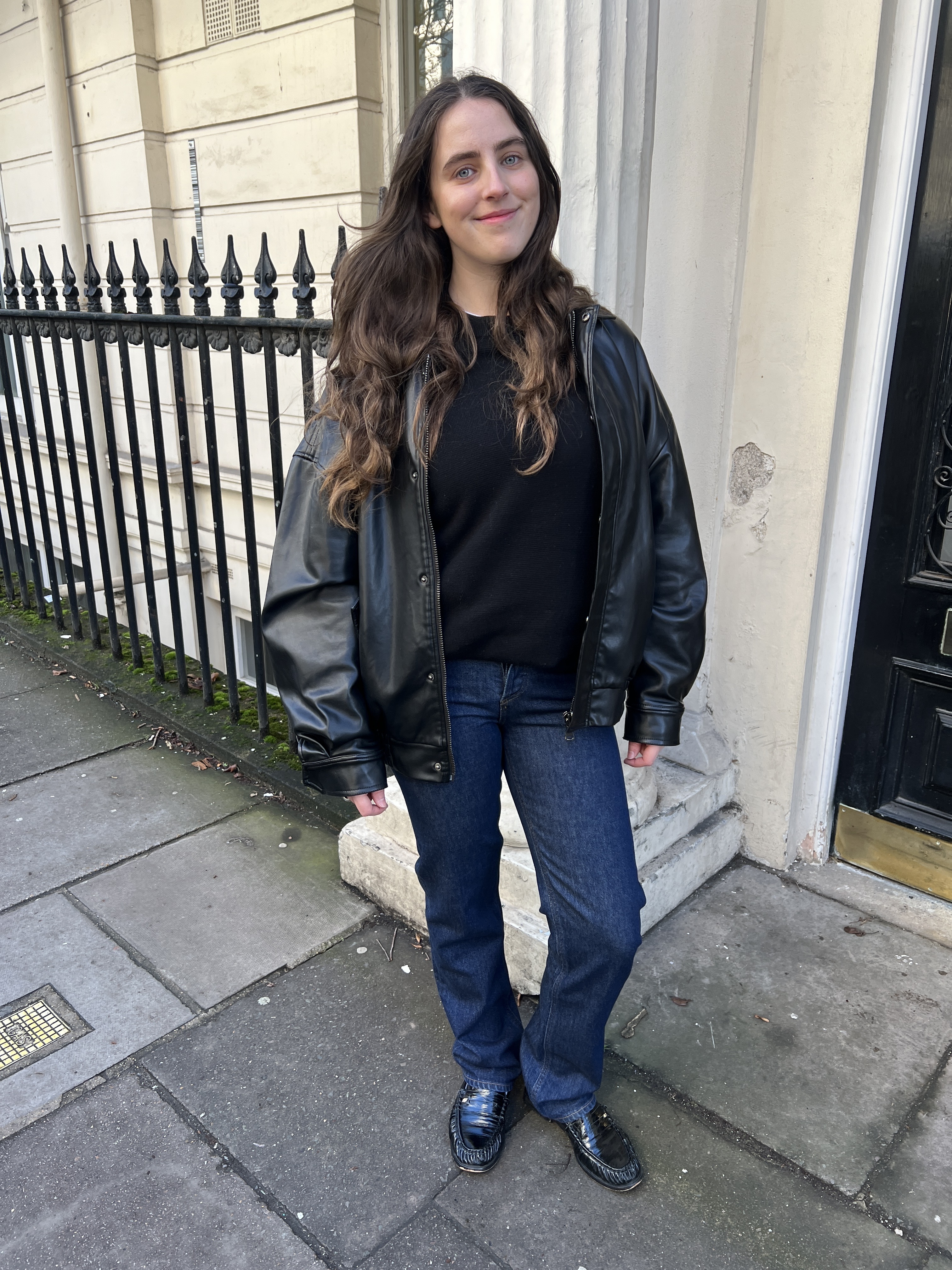 An image of Who What Wear UK's Ava Gilchrist wearing the Agolde '90s Pinch waist straight leg jeans.