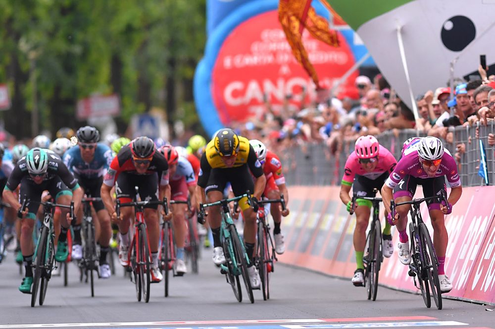 The bunch sprint to the finish line at stage 13 of the Giro d'Italia