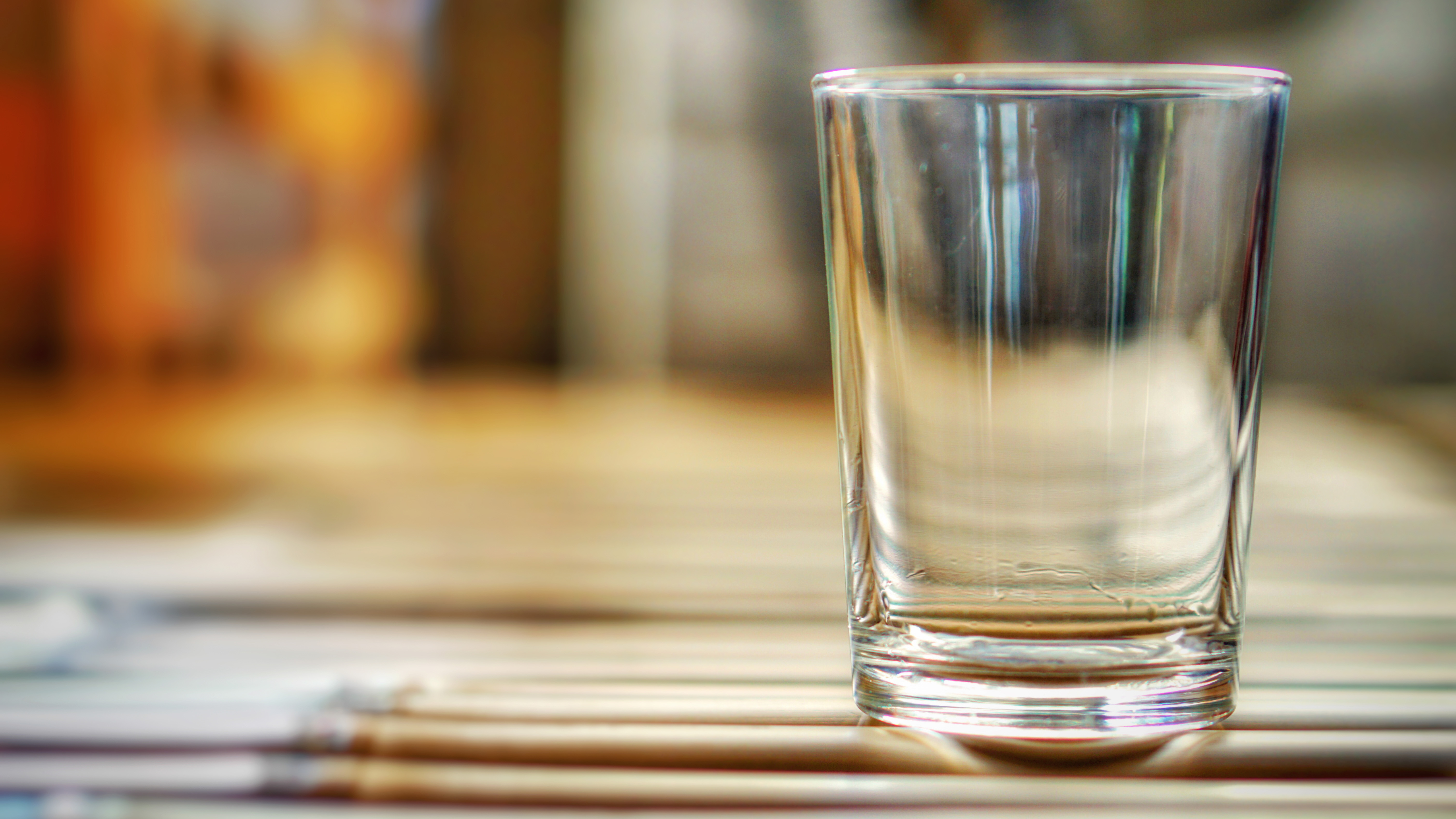 Пустой и чистый стакан для питья, стоящий на поверхности