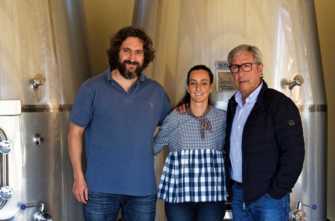 Jos&amp;eacute; Urtasun (left) with Cristina and Fernando Rem&amp;iacute;rez de Ganuza