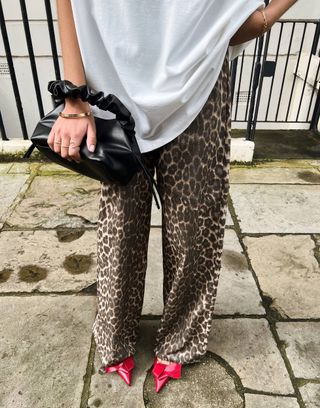 Pantalones de pernera ancha con estampado de leopardo de popelina de algodón de Asos Design