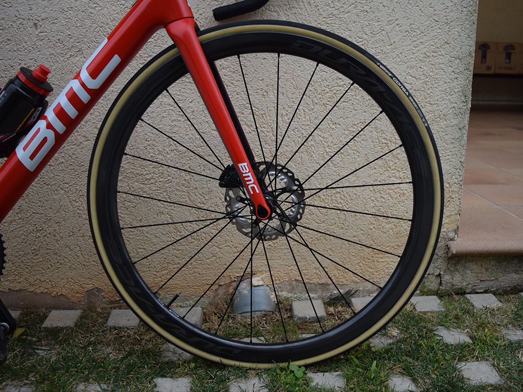 The Teammachine SLR01 is designed for use with 25mm tyres, but has room for 28mm