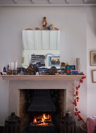 Quirky Christmas fireplace decorations