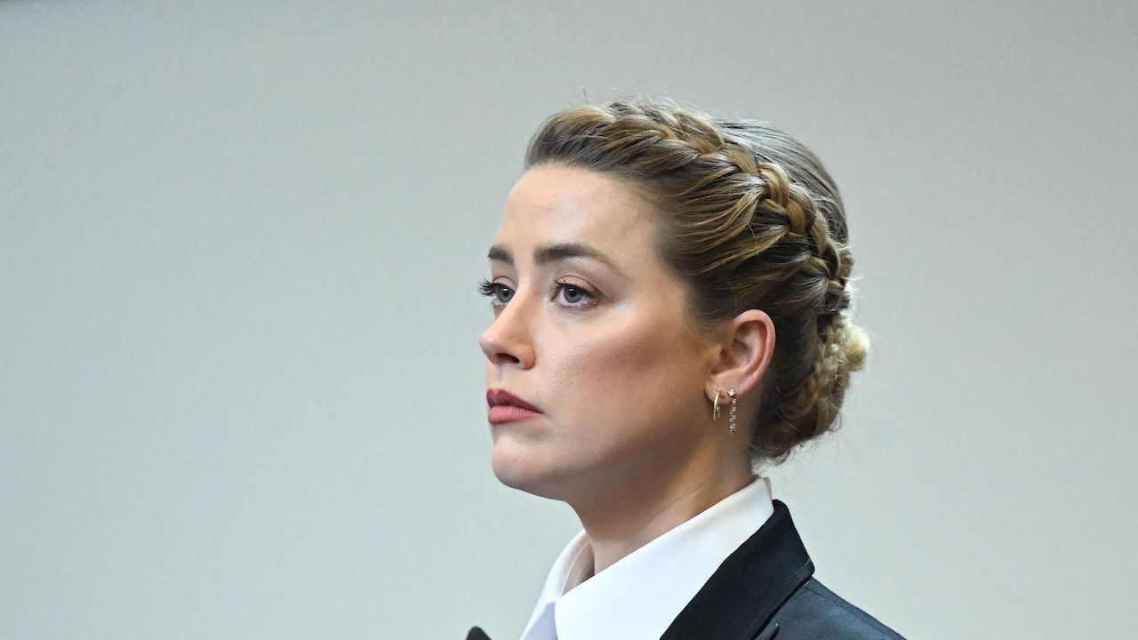 Amber Heard en la corte luciendo estoica
