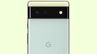 Die Rückseite des Google Pixel 6 in Sorta Seafoam