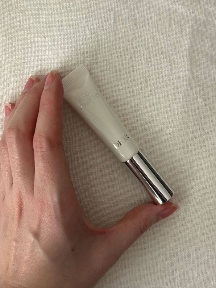 Deputy beauty editor Grace Lindsay testing the Dior Huile Abricot