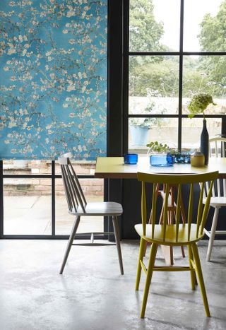 Floral print blinds in kitchen-diner