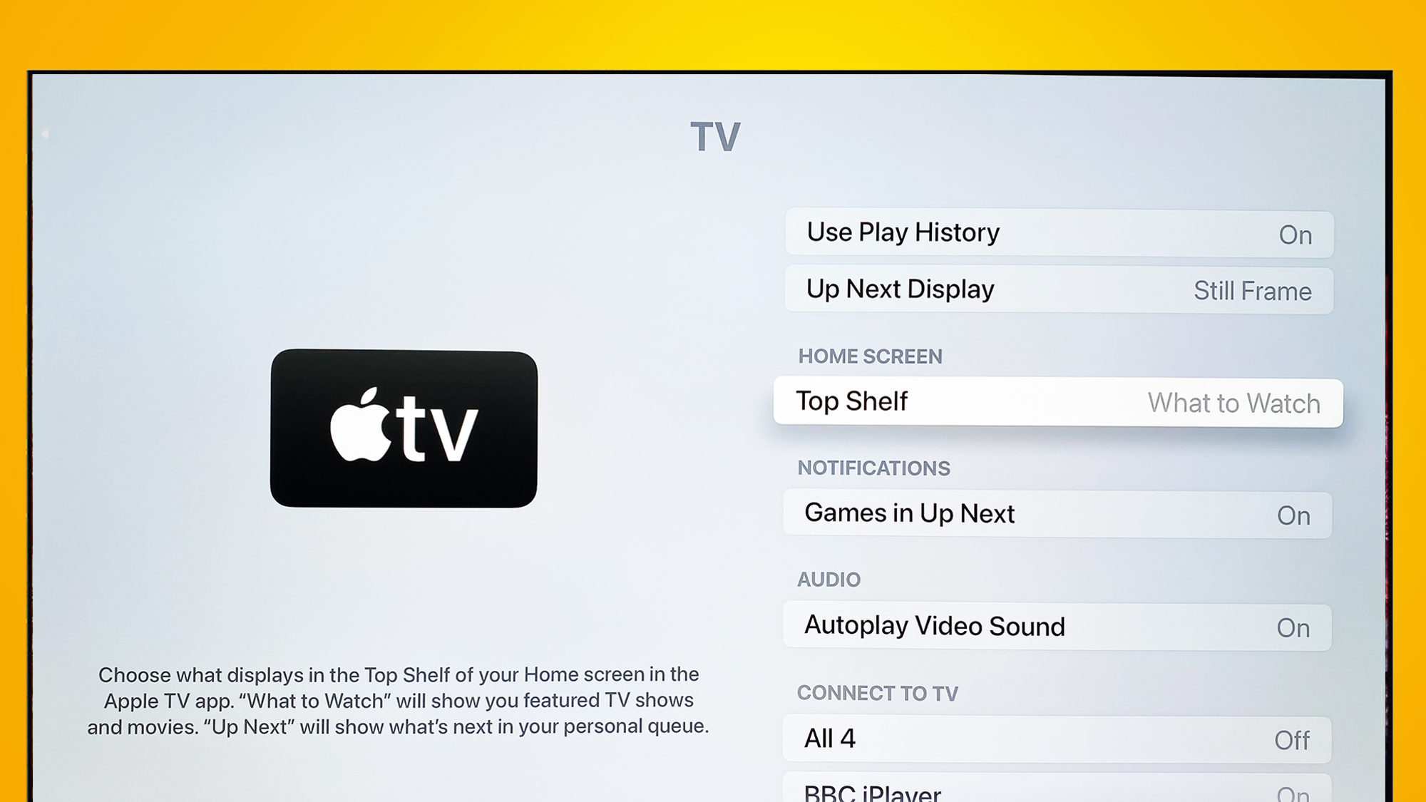 TV zobrazujúca ponuky Apple TV pre nastavenie hornej police