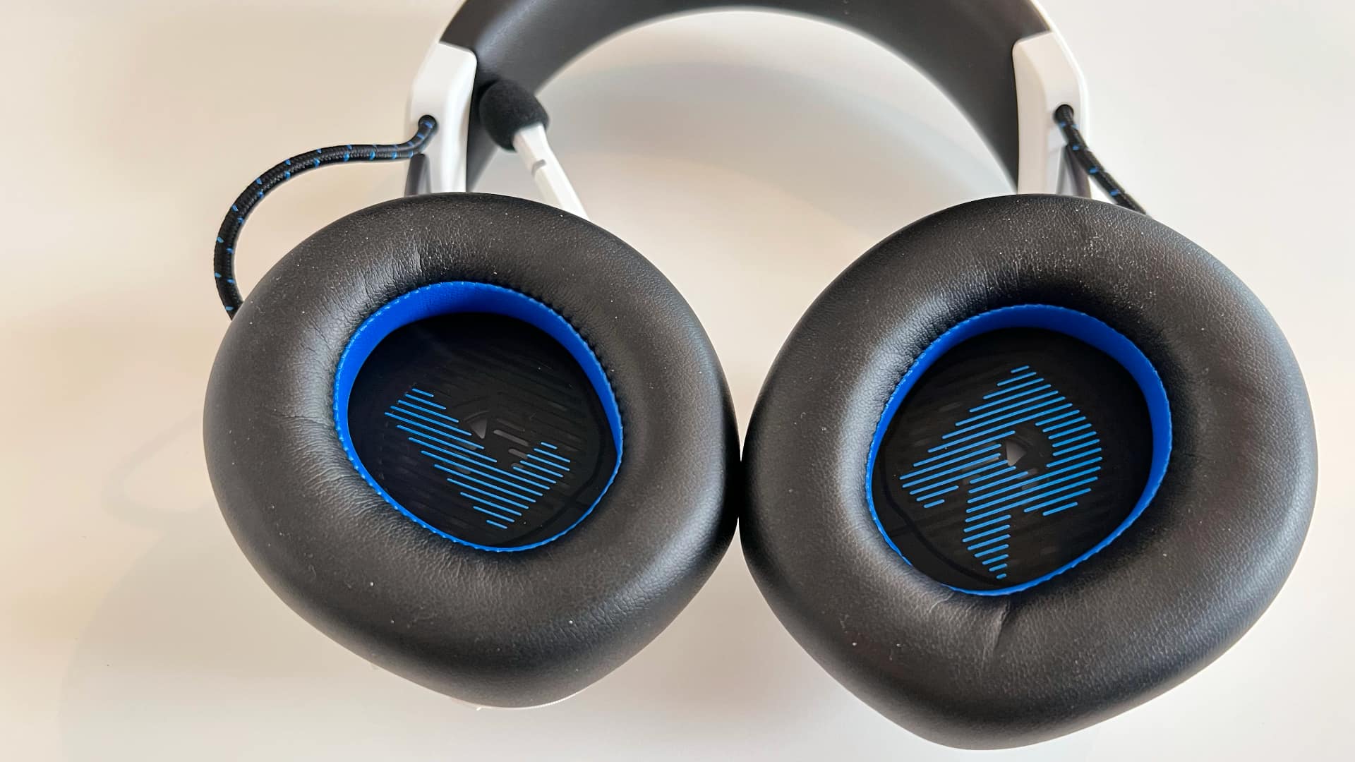 JBL Quantum 910p gamingheadset i vitt