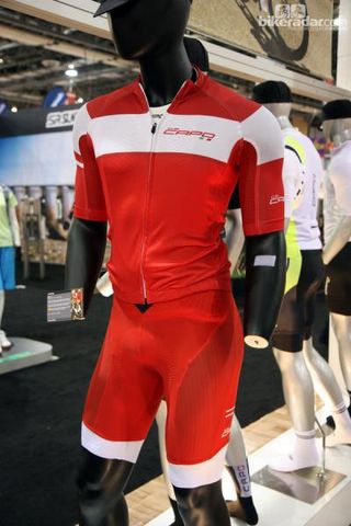 New for 2013 from Capo is the GS-13 kit, featuring a form-fitting race-style cut, carbon-infused fabrics, and a unique non-stretch harness at the top of the bib shorts.