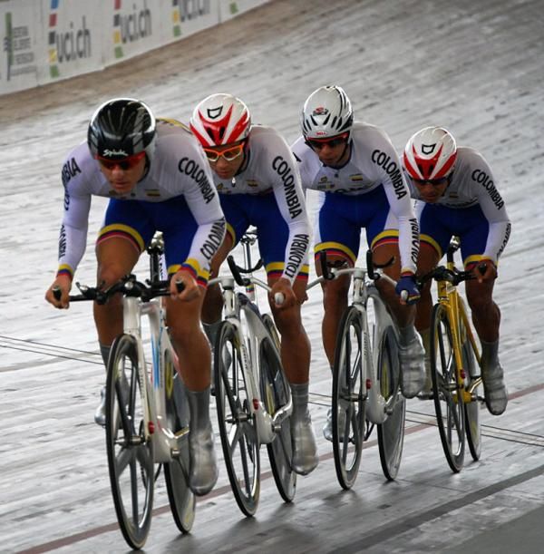 Colombia qualified first in the men's team pursuit and will ride for a gold medal against the Lokomotiv team.
