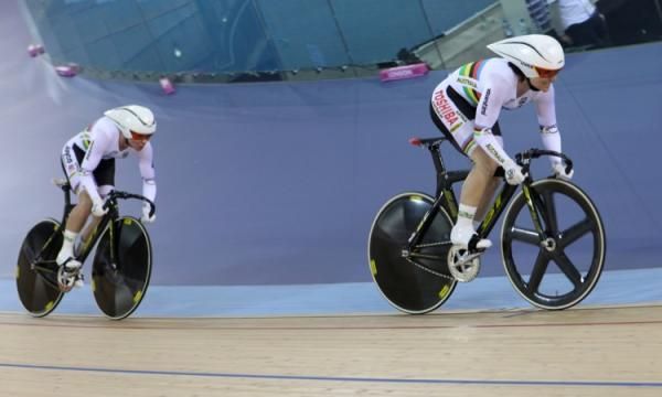 Kaarle McCulloch leads Anna Meares in the team sprint