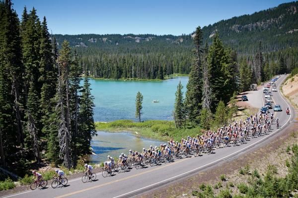 The men's field passes by one of the alpine lakes along the way.