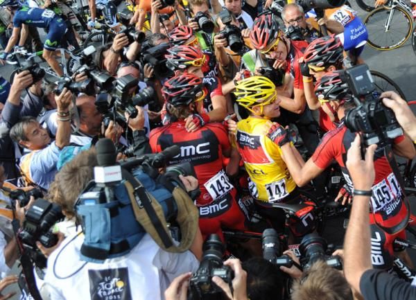 Cadel Evans (BMC) celebrates with his team.
