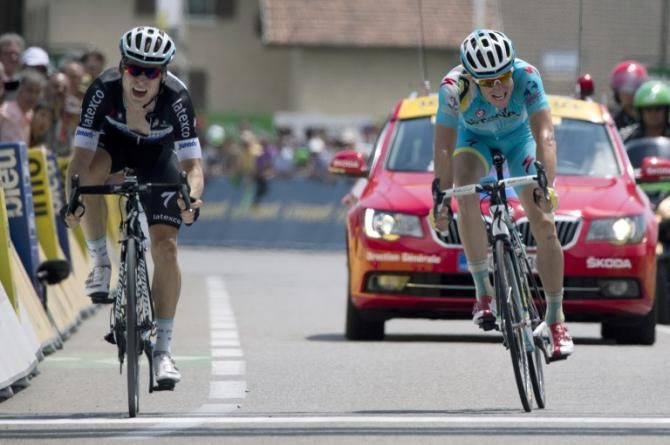 Jan Bakelants outsprints Lieuwe Westra at the end of stage 6