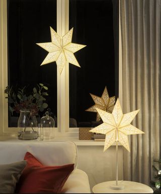 Star-shaped paper lampshades in apartment