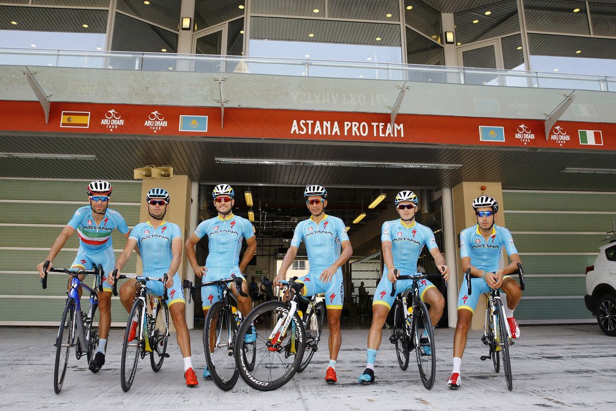 The Astana team ready to roll