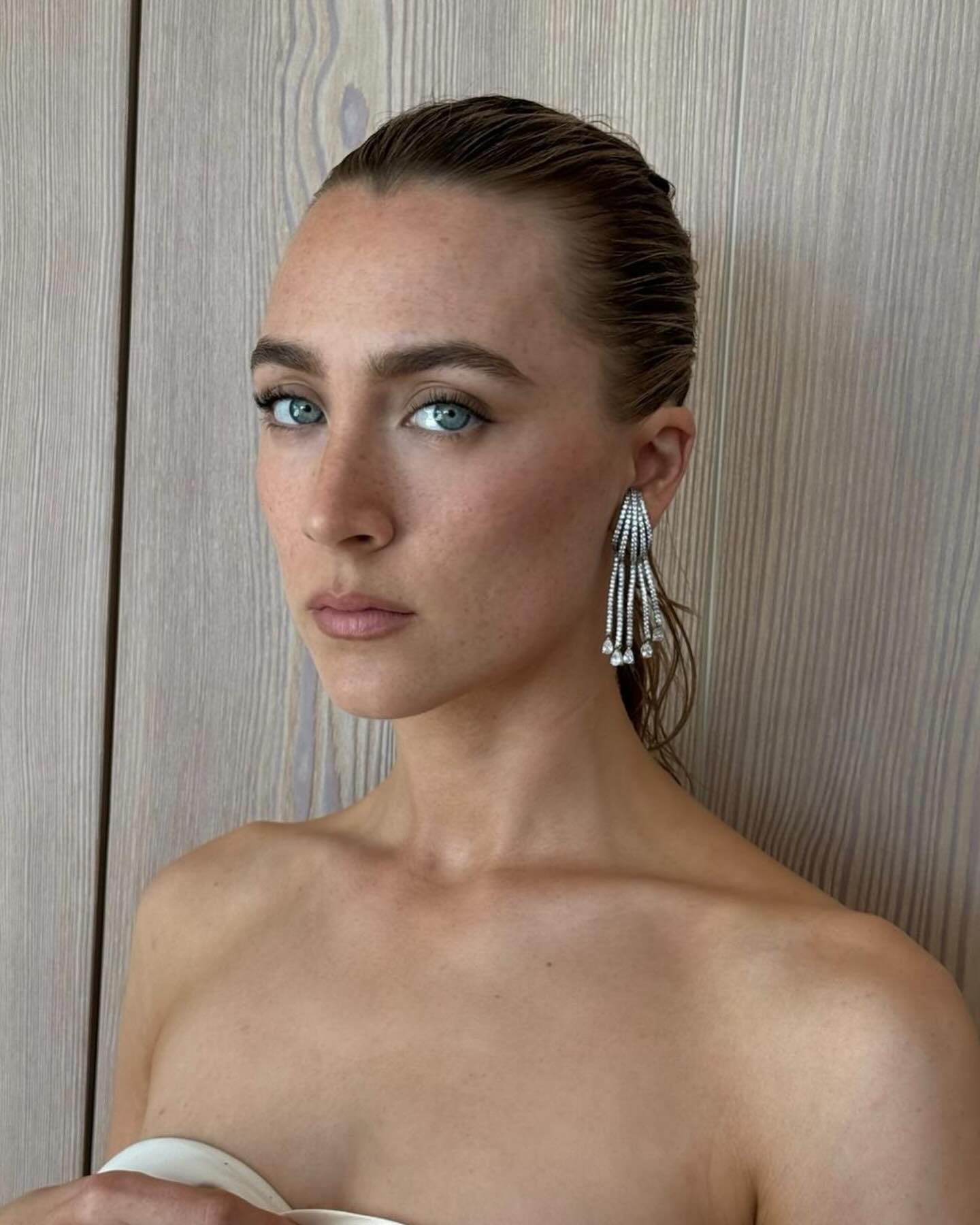 Saoirse Ronan con pendientes de diamantes