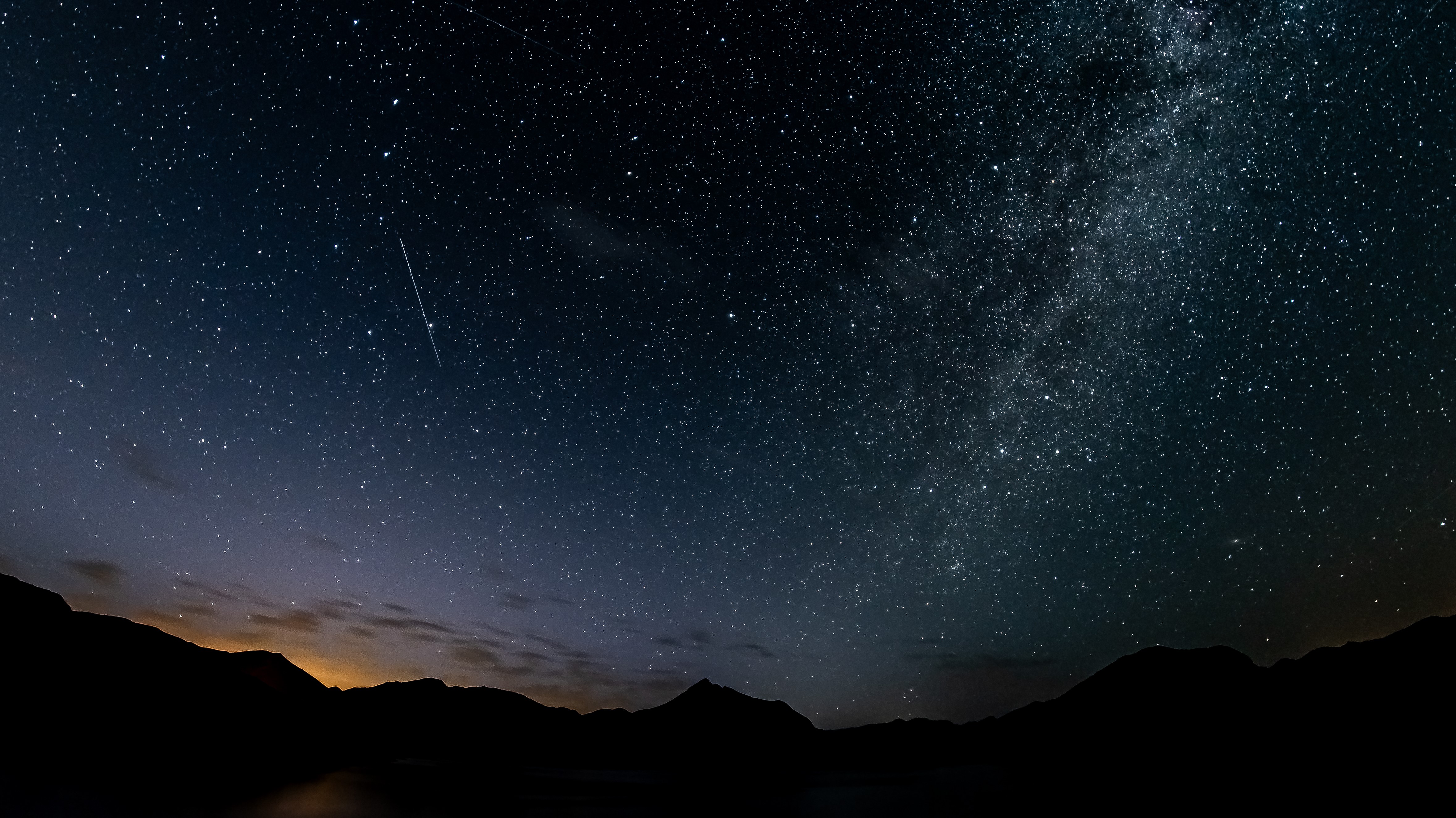 Meteore che cadono in un cielo pieno di stelle.