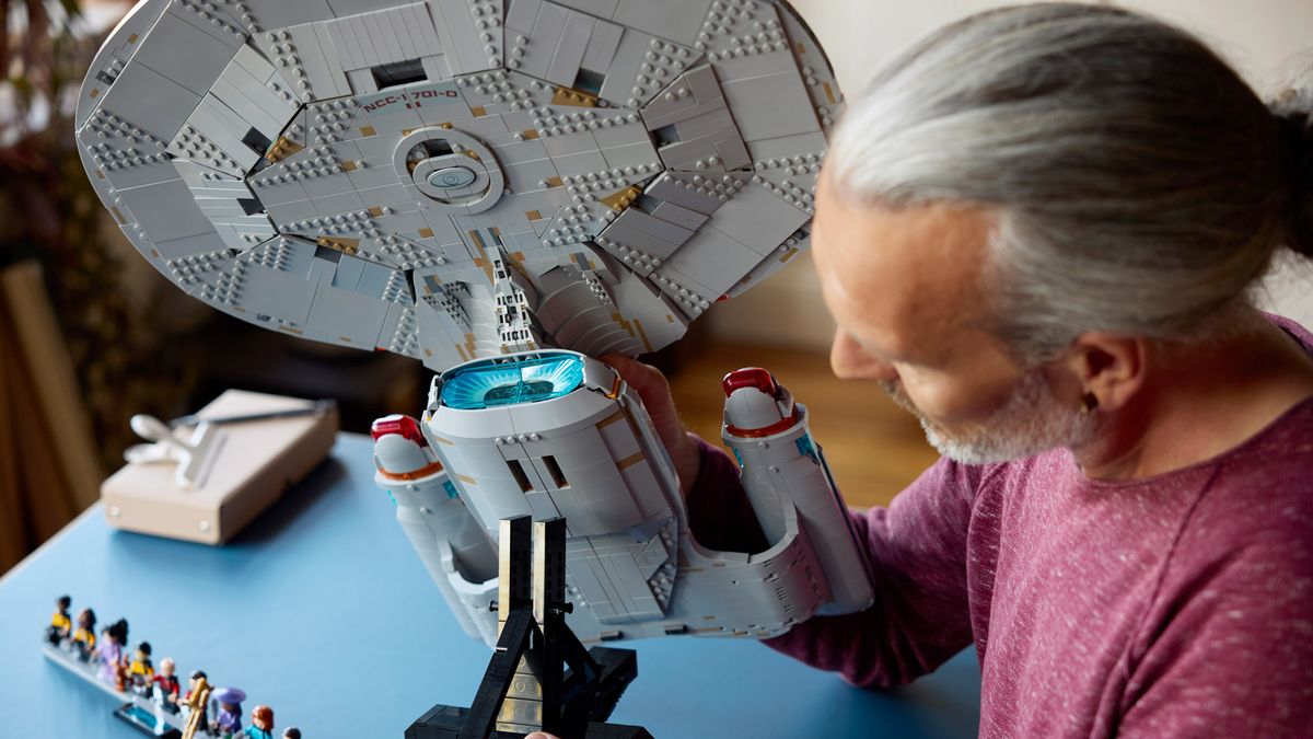 Lego Icons Star Trek U.S.S. Enterprise NCC-1701-D set