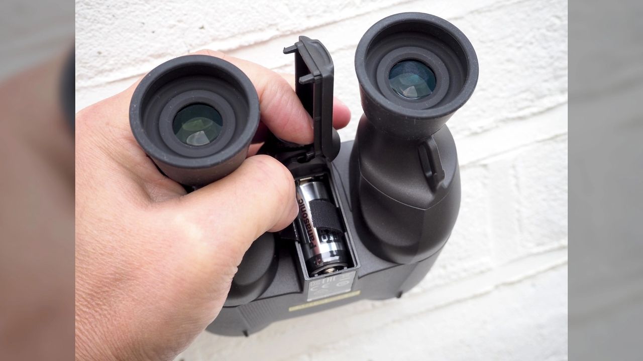 Canon 10x20 IS battery slot