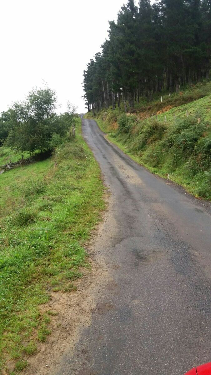 The Los Machucos climb is a narrow road, where positioning will be important