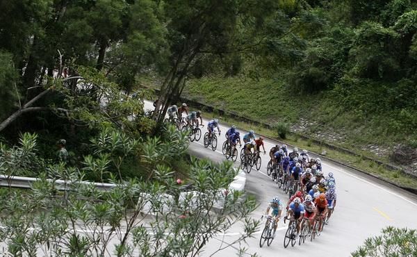 The peloton snakes its way along the course.