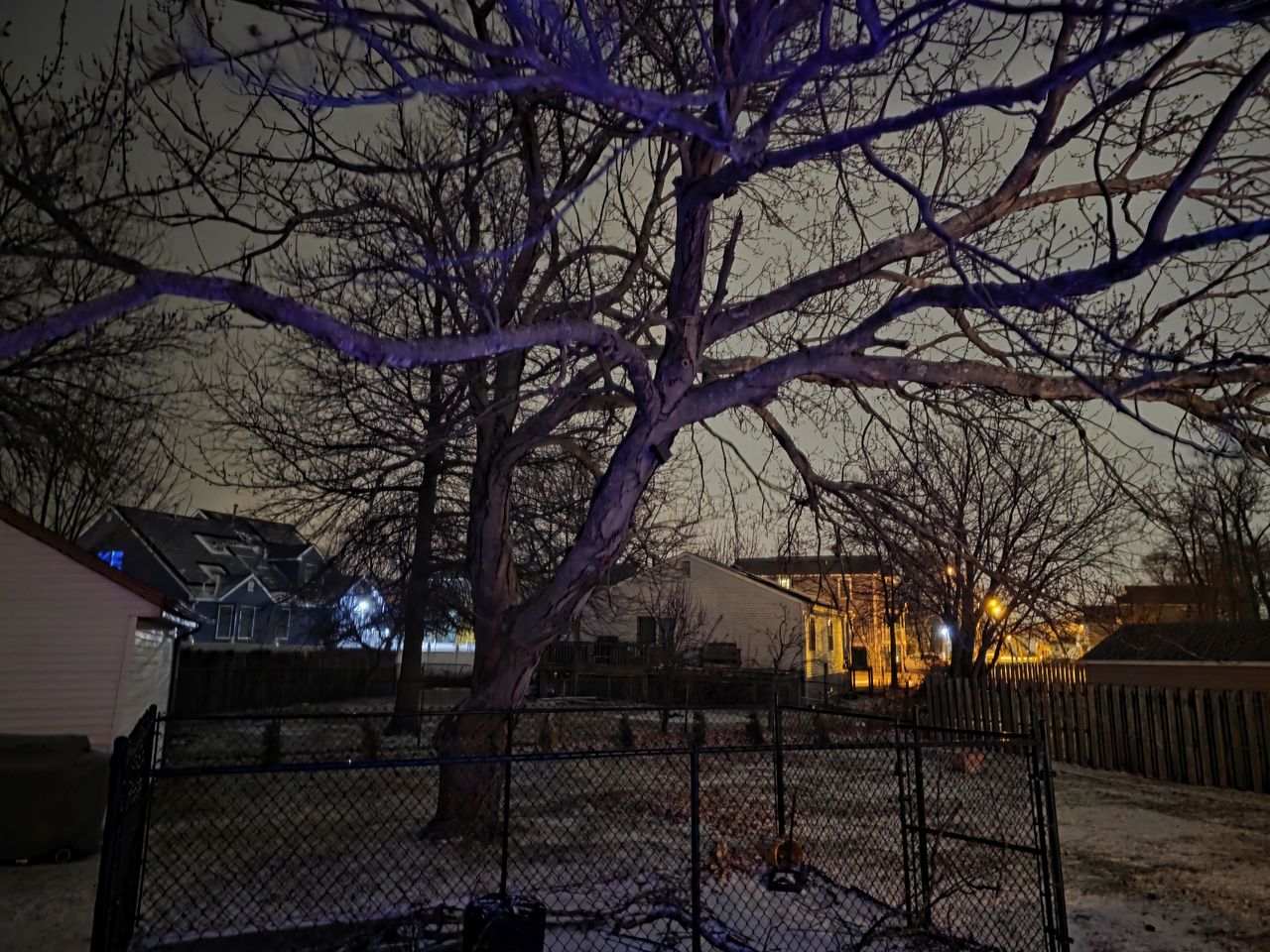 Samsung Galaxy S25 Ultra low light.