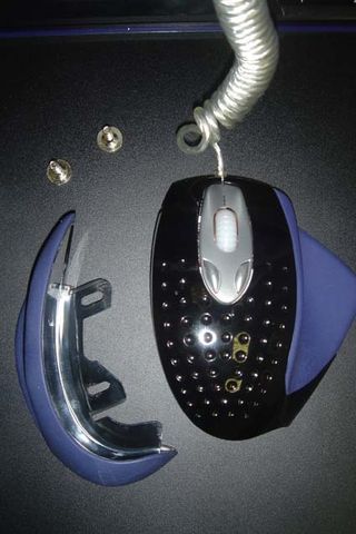 The mouse can be customized into a smaller version by unscrewing the extended left-side thumb rest section and removing it.