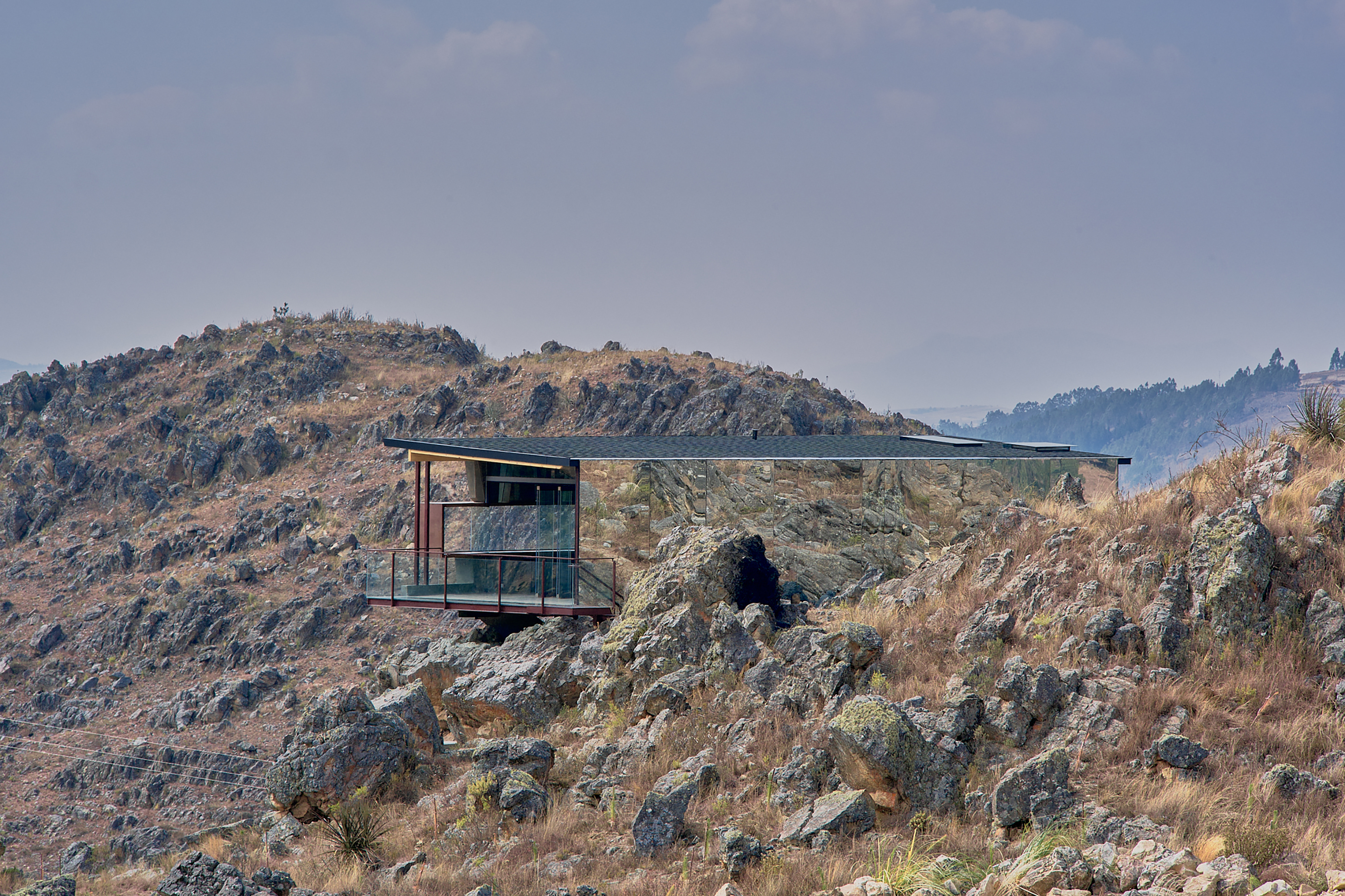 Caba&amp;ntilde;a Rumi&amp;nbsp;&amp;Ntilde;ahui&amp;nbsp;by R3, a structure perched on a rocky mountainside