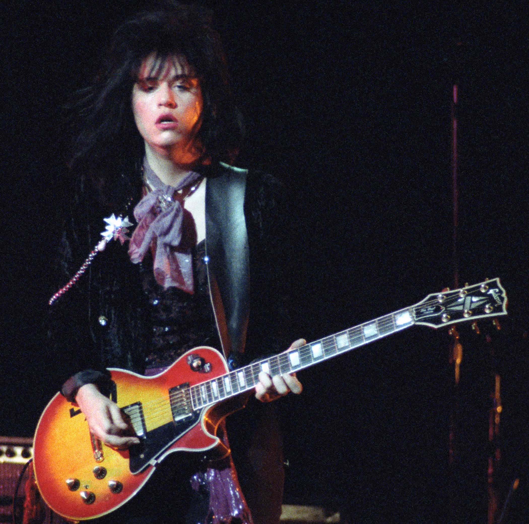 Vicki Peterson plays a cherry sunburst Les Paul Custom live with the Bangles