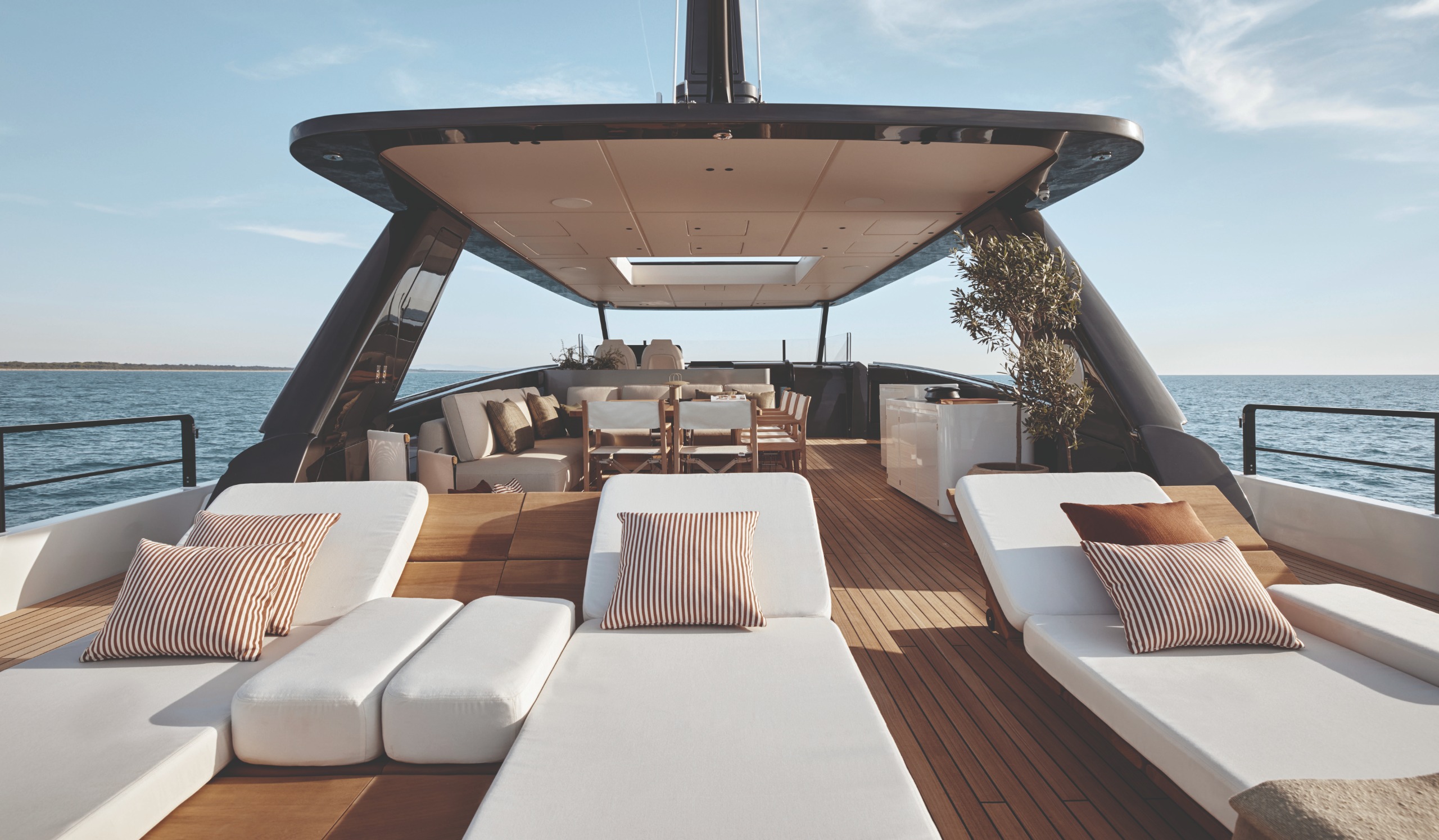 Azimut Magellano 27M yacht by Michele de Lucchi