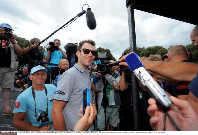 Mark Cavendish arrives at the mussels party